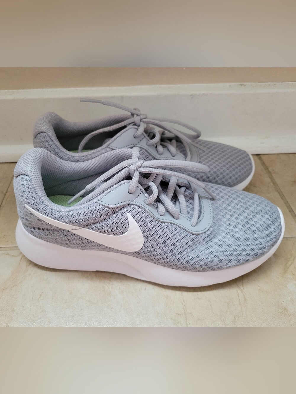 Women's Nike Tanjun Light Gray Athletic Mesh Sneakers with White Swoosh-Size 6